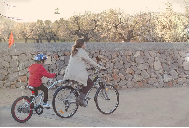 Faire pédaler les enfants : les systèmes de remorquage – une famille à vélo