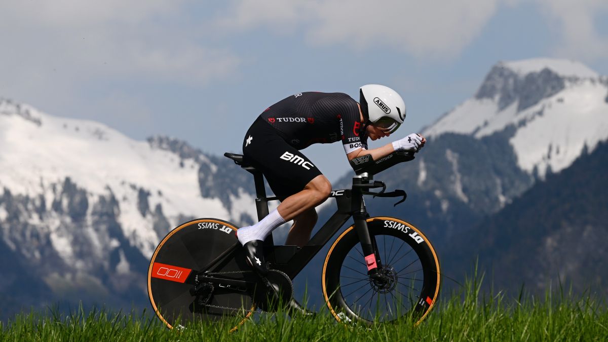 Un v lo de contre la montre BMC in dit rep r au prologue du Tour