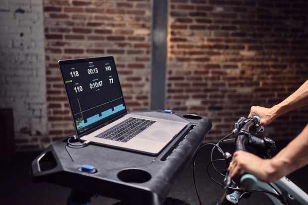 Votre guide complet sur TrainerRoad - l'application de cyclisme en salle qui propose des plans d'entraînement personnalisés