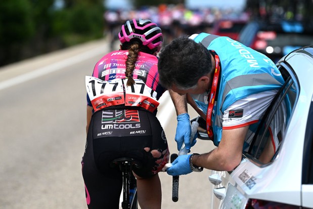 GUADALAJARA, ESPAGNE - 04 MAI : l'Italienne Letizia Brufani et l'équipe Bepink assistées par la voiture médicale après avoir été impliquées dans un accident lors de la 9e La Vuelta Femenina 2023, étape 4 une étape de 133,1 km de Cuenca à Guadalajara / #UCIWWT / le 04 mai , 2023 à Guadalajara, Espagne.  (Photo de Dario Belingheri/Getty Images)