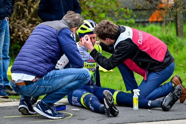 Le Néerlandais Taco van der Hoorn d'Intermarche-Circus-Wanty reçoit des soins médicaux lors de l'épreuve cycliste d'une journée du Tour des Flandres masculin, 273,4 km de Bruges à Audenarde, le 2 avril 2023. (Photo par DIRK WAEM / Belga / AFP ) / Belgique OUT (Photo de DIRK WAEM/Belga/AFP via Getty Images)