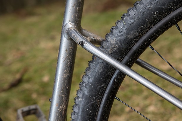 Le vélo de montagne semi-rigide Cannondale Trail SE4 a abandonné les haubans
