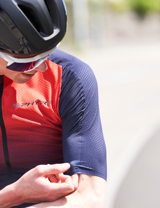 Comment s'habiller pour faire du vélo en été, manches maillot Shimano