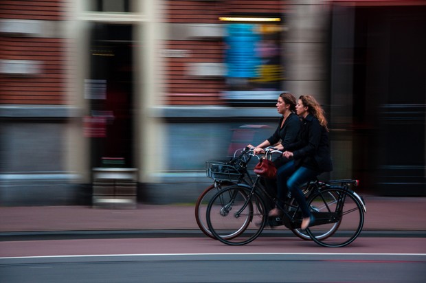 Deux cyclistes traversant la rue