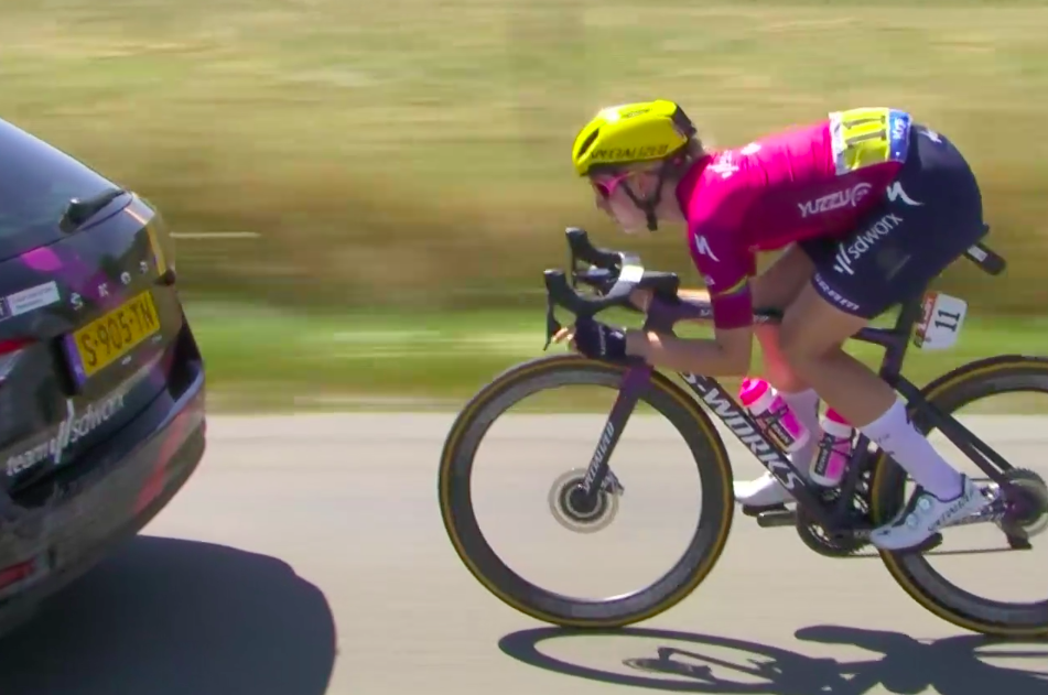 Demi Vollering (Team SD Worx) dessine une voiture d'équipe sur l'étape 5 du Tour de France Femmes