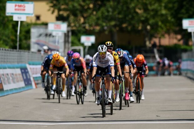 Lorena Wiebes leads a reduced peloton to the finish of stage 3 of the Giro d