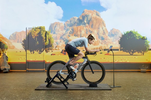 Femme faisant du vélo de triathlon sur Zwift