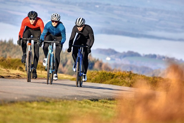 Groupe de cyclistes roulant en hiver