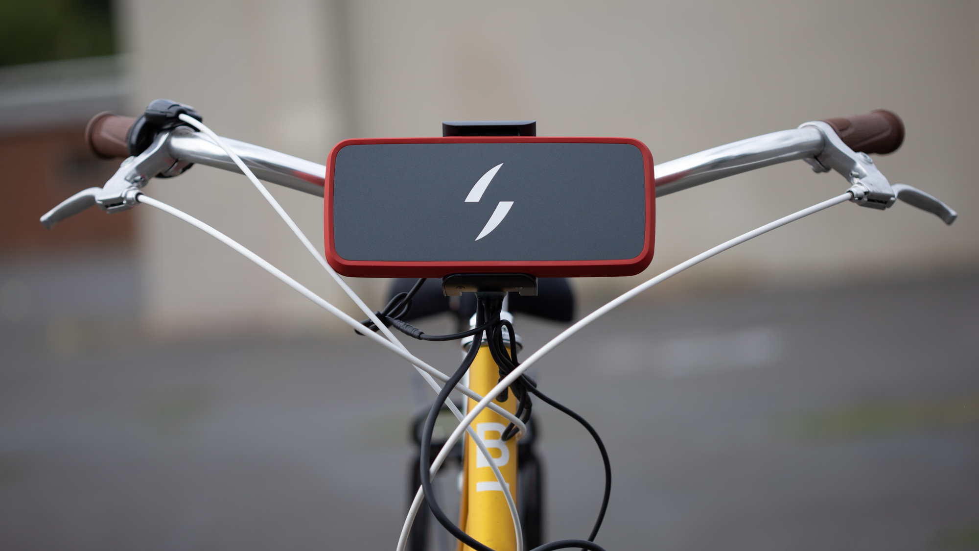 Swytch, un kit de conversion vélo électrique qui tient dans la poche