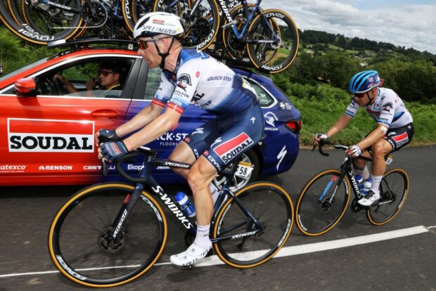 Fabio Jakobsen makes it to the stage 5 finish line in Laruns, with the help of teammate Michael Mørkøv, after crashing heavily in the previous day