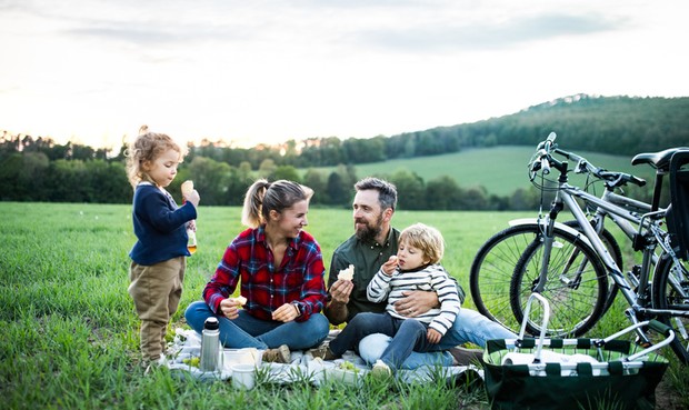 Faire pédaler les enfants : les systèmes de remorquage – une famille à vélo