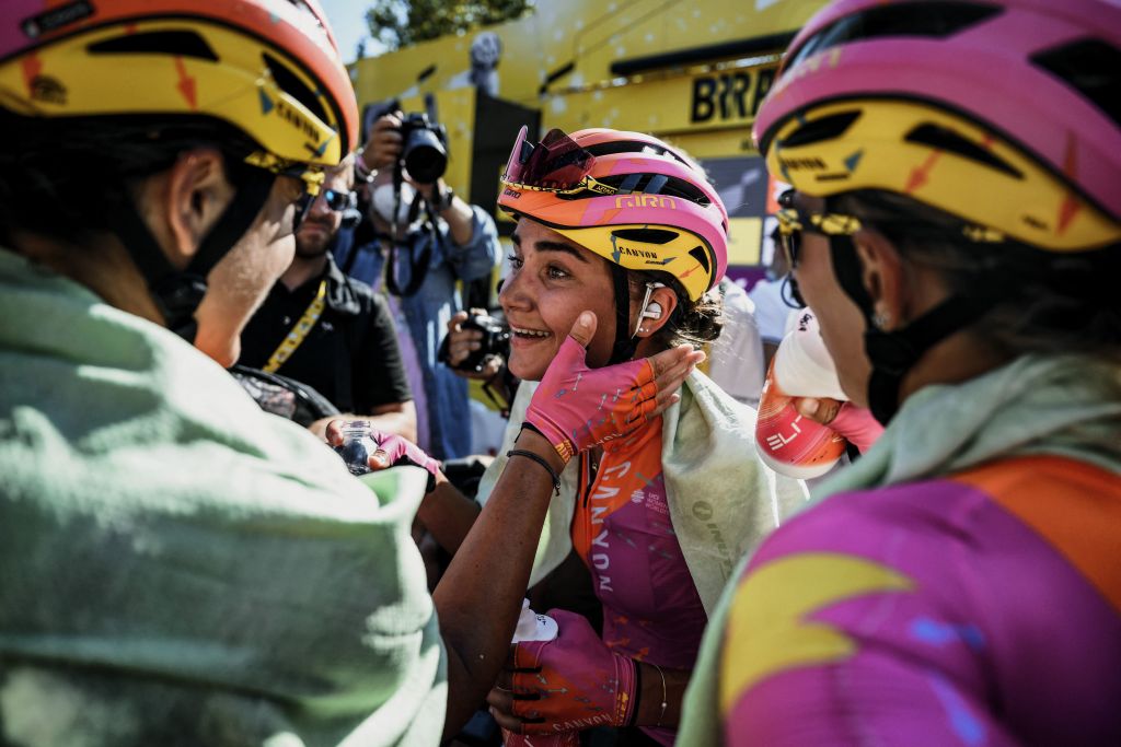 Ricarda Bauernfeind célèbre sa victoire d'étape 5 avec ses coéquipières Canyon-SRAM