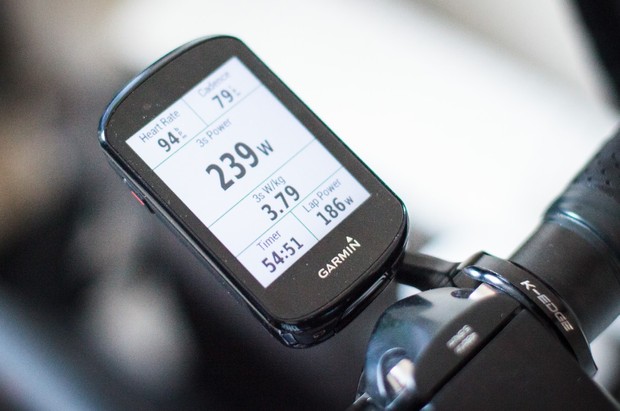 Rapport puissance/poids sur un ordinateur de vélo Garmin Edge, W/kg