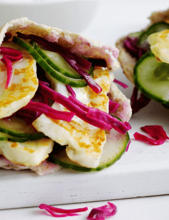 Nous aimons le croquant frais des légumes lorsque vous mordez dans ce délicieux pitta halloumi