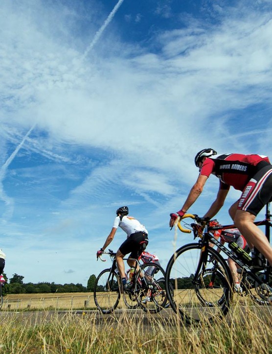 Les coureurs du Prudential RideLondon Surrey 100 2015 profitent d'un ciel bleu et d'un pays ouvert