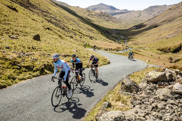 Cycliste alpin de l'équipe d'équitation dans les montagnes