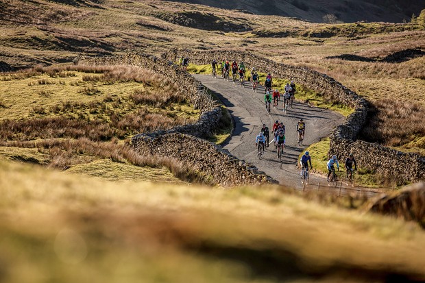 Cycliste montant la colline