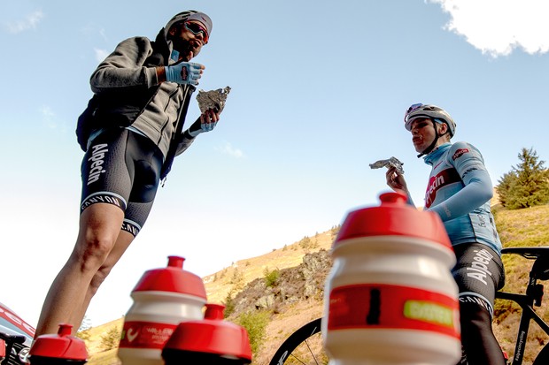 Cyclistes mangeant et faisant le plein pendant la course