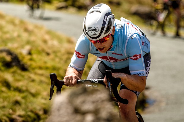 Cycliste de l'équipe Alpecin en montagne