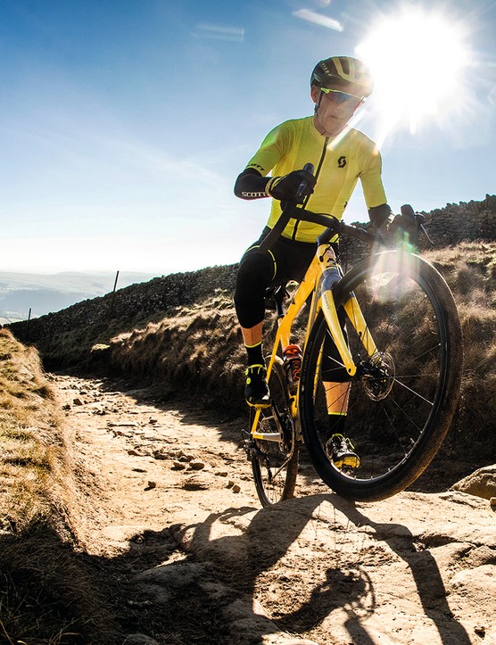 Escalader un terrain accidenté sur un vélo de gravier