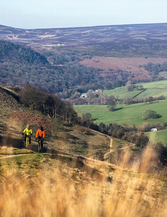 Gravir les collines du Peak District sur des vélos de gravier