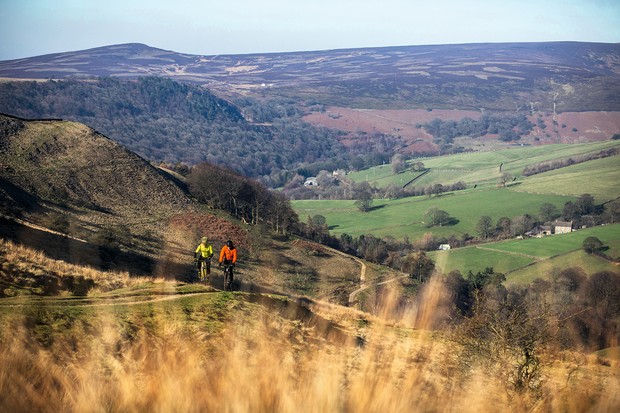 Gravir les collines du Peak District sur des vélos de gravier