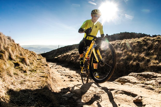 Escalader un terrain accidenté sur un vélo de gravier