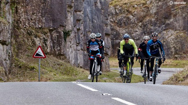 Rouler avec un groupe de cyclistes inconnus peut aider à mélanger les choses