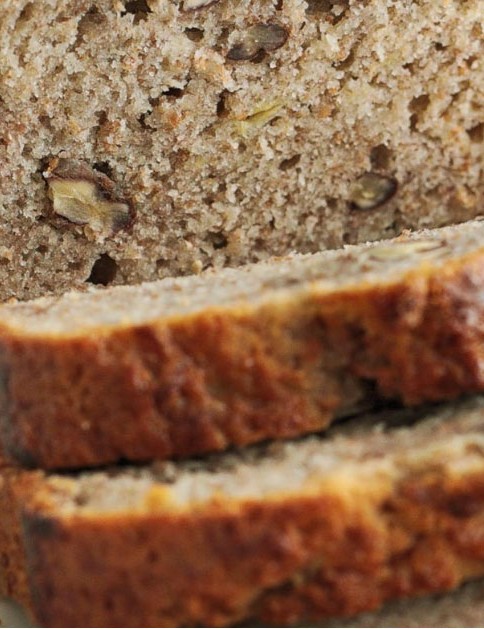 Le pain de petit-déjeuner moelleux et délicieux aux bananes n'est pas seulement bon pour le petit-déjeuner, c'est aussi un excellent moyen d'utiliser ces bananes brunes.