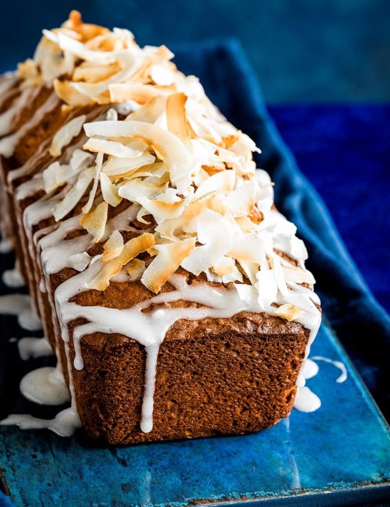 Ce pain à la noix de coco est moelleux et regorge de saveurs de noix de coco tropicales