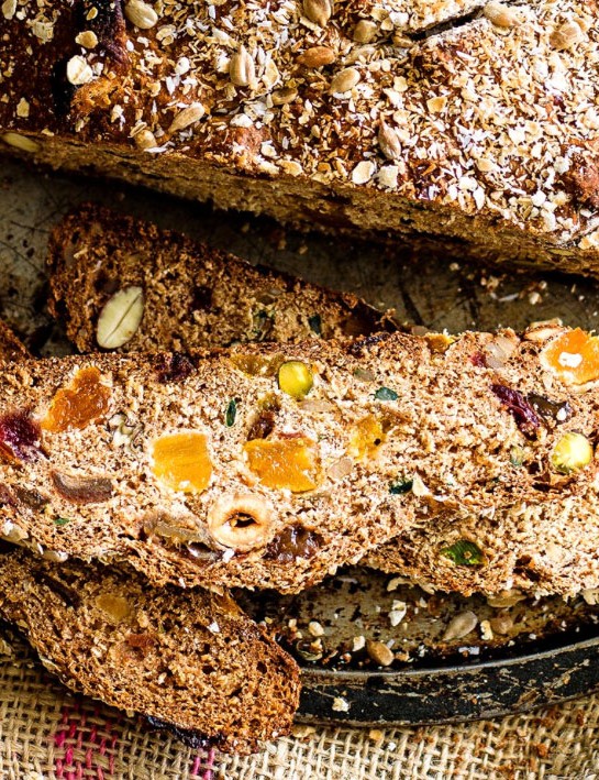 Pain muesli savoureux et fruité fait un excellent petit-déjeuner sur le pouce