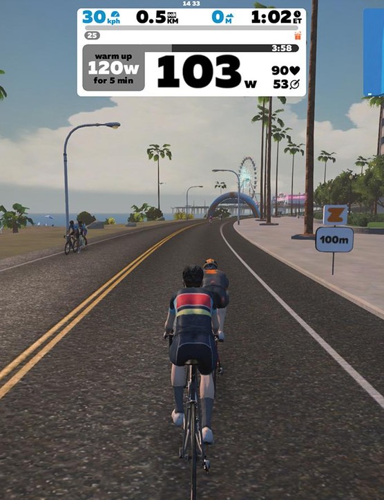 Le monde Zwift d'Adrian est plus pittoresque que la réalité...