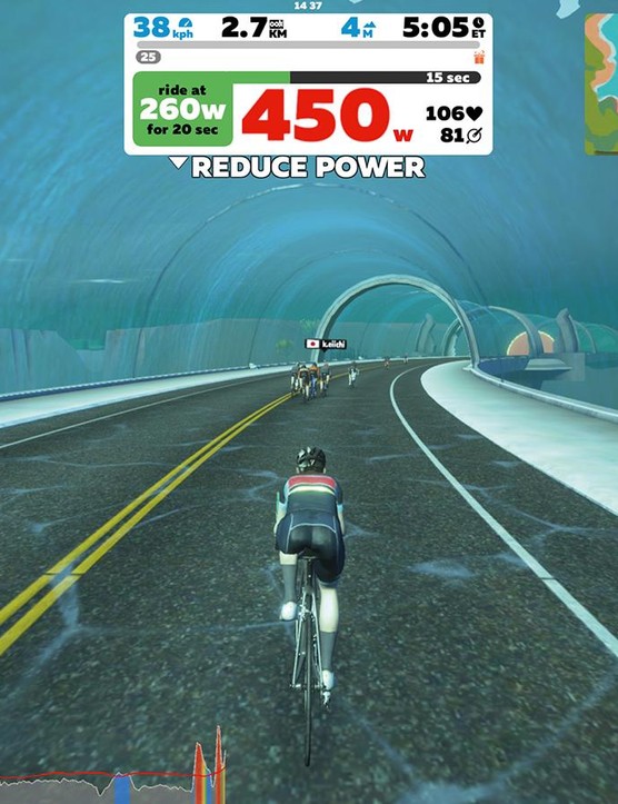 Les statistiques affichées via Zwift donnent un guide visuel des performances