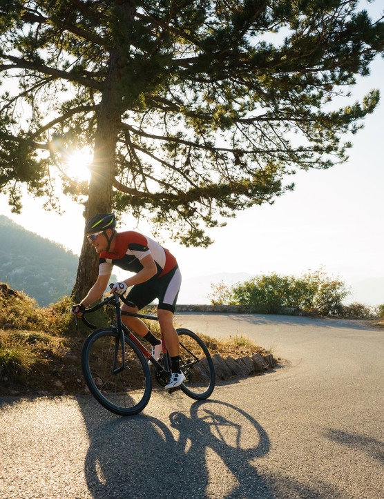 Montez la barre de votre entraînement cycliste en essayant l'un de ces entraînements hardcore