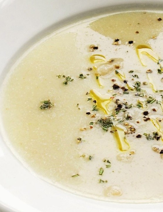 Le chou-fleur crémeux et les haricots cannellini riches en protéines se combinent pour faire cette délicieuse soupe