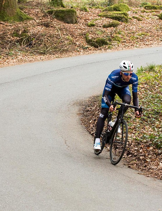 Cette position vous évitera de couper la route avec votre pédale