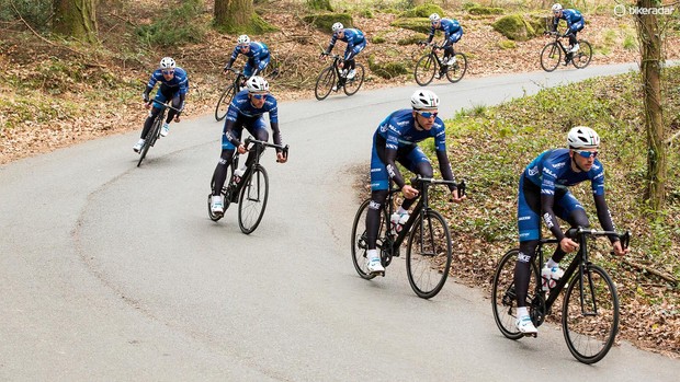 Utilisez autant que possible la route pour lisser le virage