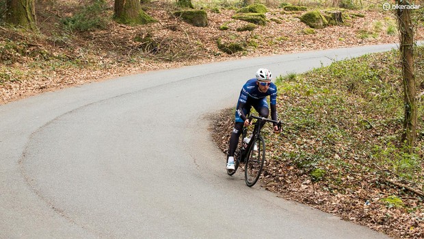 Cette position vous évitera de couper la route avec votre pédale