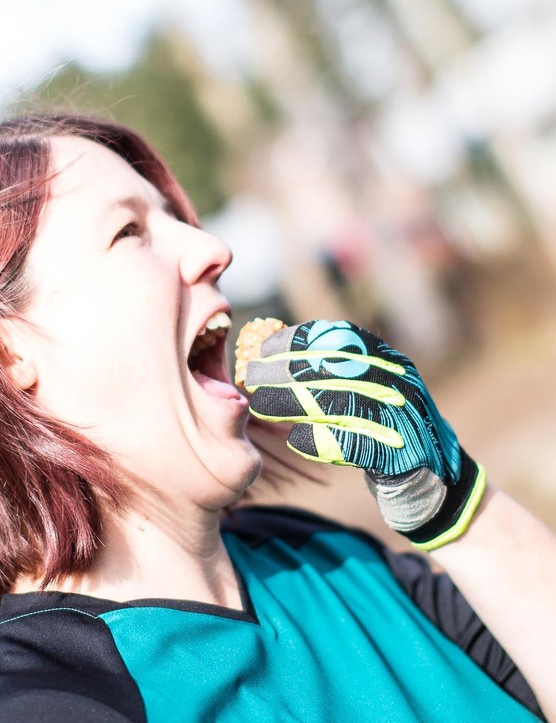 Consommez régulièrement des glucides pendant l'entraînement ou les sorties