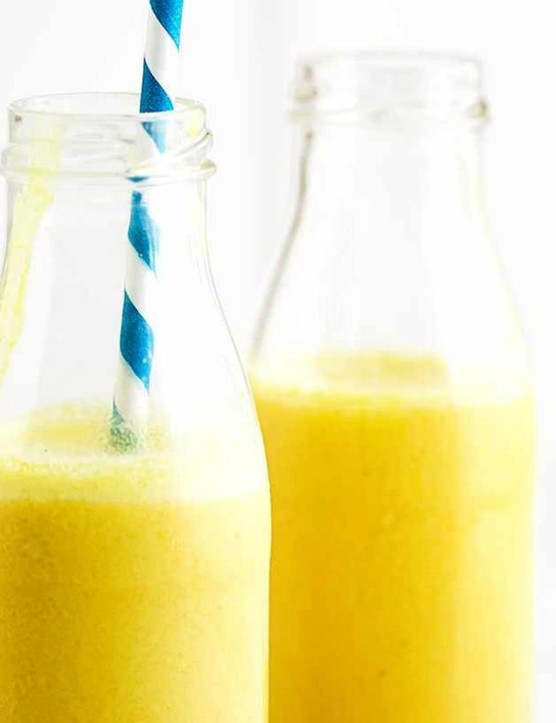 Ce lassi à la mangue et au curcuma est onctueux, sucré et épicé