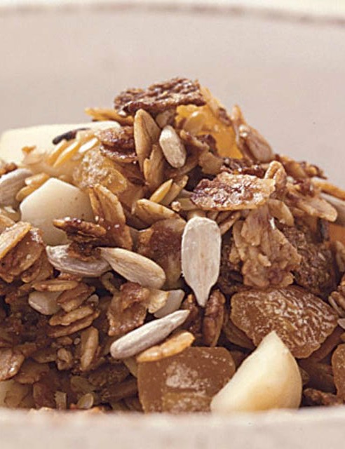 Le granola au miel est facile à préparer et crée une excellente base à laquelle vous pouvez ajouter tout ce que vous voulez.