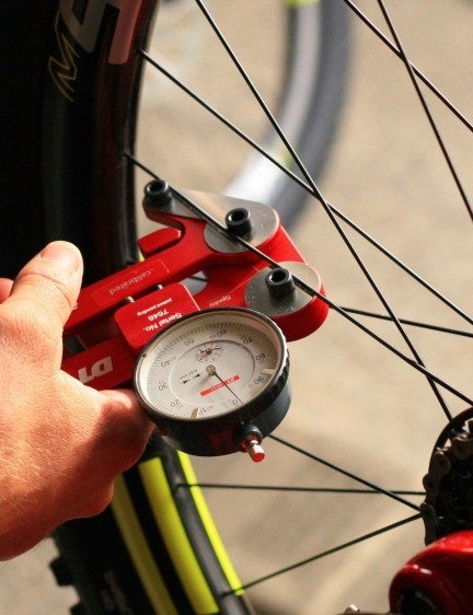 Un indicateur de tension des rayons est utilisé pour s'assurer que les roues conviennent au cycliste et sont cohérentes entre les constructions de roues