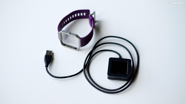 Prêt à l'emploi, vous obtenez un socle de chargement USB, l'unité de suivi Fitbit, un bracelet de sport et la garantie de votre appareil