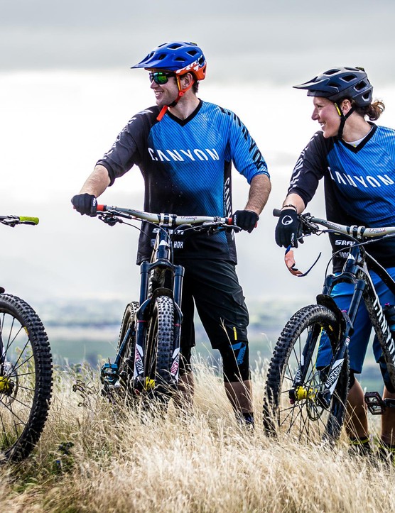 Thoma et ses coéquipiers de l'équipe Canyon Factory Enduro;  Joe Barnes et Justin Leov