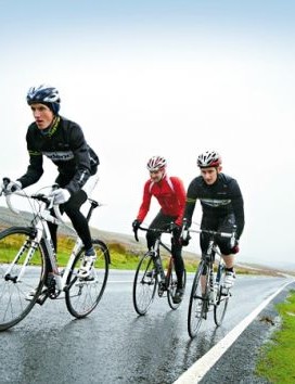 Rouler sous la pluie demande un peu plus d'habileté et de technique, mais ce sont des choses relativement simples que tout cycliste peut maîtriser