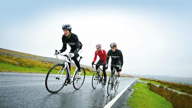 Rouler sous la pluie demande un peu plus d'habileté et de technique, mais ce sont des choses relativement simples que tout cycliste peut maîtriser