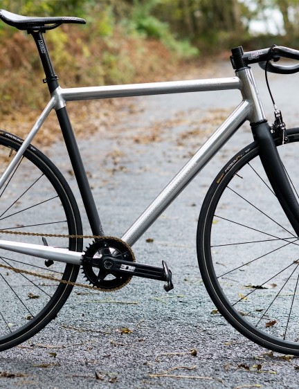 5,1 kg avec pédales, assez bon pour un vélo avec un cadre en aluminium