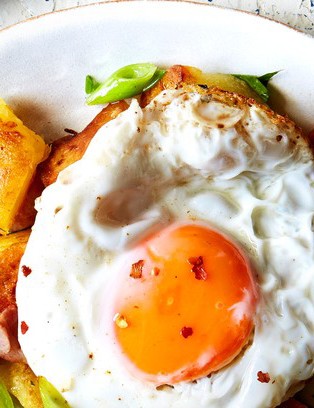 Les textures de ce plat sont délicieuses : pommes de terre croustillantes, jaune d'œuf riche et onctueux et croquant d'oignons nouveaux.