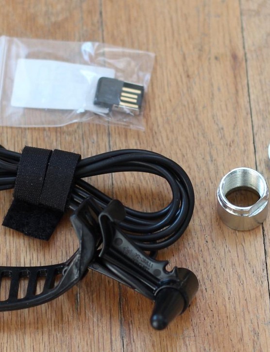 Le dongle USB ANT+ permet au Drivo de communiquer avec votre ordinateur, et les embouts interchangeables vous permettent d'utiliser des vélos QR ou à axe traversant.  Vous n'êtes pas obligé d'utiliser le capteur de cadence, mais il est fourni avec le Drivo