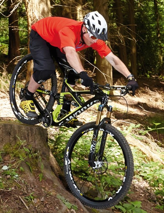 Gardez votre poids sur vos pieds pendant que le vélo s'éloigne